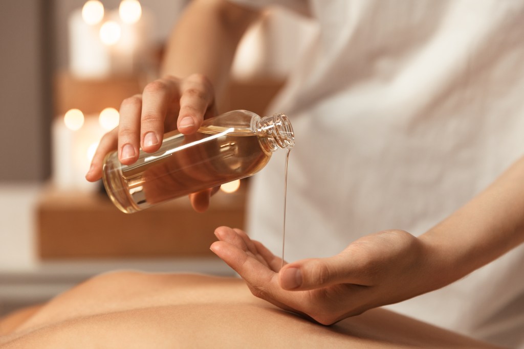 Massage femme enceinte à domicile doux et prénatal à Bourg-Saint-Maurice / Gentle mobile prenatal pregnancy massage.